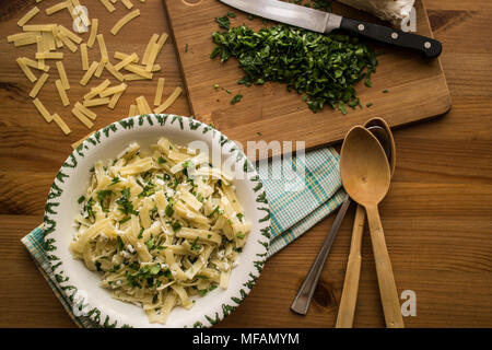 Noodles sono un alimento di base in molte culture fatta da impasto azzimo che viene tesa, estrusi o laminati piatti e tagliata in uno di una varietà di sh Foto Stock