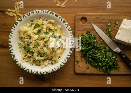 Noodles sono un alimento di base in molte culture fatta da impasto azzimo che viene tesa, estrusi o laminati piatti e tagliata in uno di una varietà di sh Foto Stock