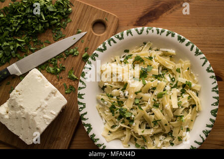 Noodles sono un alimento di base in molte culture fatta da impasto azzimo che viene tesa, estrusi o laminati piatti e tagliata in uno di una varietà di sh Foto Stock