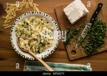 Noodles sono un alimento di base in molte culture fatta da impasto azzimo che viene tesa, estrusi o laminati piatti e tagliata in uno di una varietà di sh Foto Stock