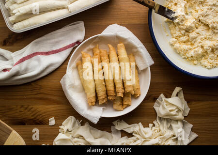 Sigara Boregi / Turco a forma di sigaro rotoli. Tradizionale Borek / Burek Foto Stock