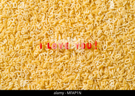 Ti amo! La frase scritto con alfabeto non cotte pasta Foto Stock