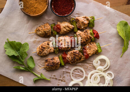 Pollo shish kebab turco è un piatto di cucina di spiedini e cubetti di grigliate di carne. Foto Stock