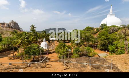 Panoramica sul Tempio Mihintale area situata nella parte superiore della Mahi Foto Stock