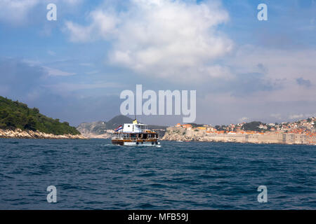 Avvicinando Stari Grad (Città Vecchia), Dubrovnik e l'isola di Lokrum, Croazia, da seaward Foto Stock