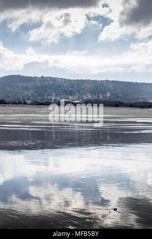 Abergele spiaggia con Castello di Gwrych nella distanza sulla costa settentrionale del Galles fotografia scattata in inverno Foto Stock