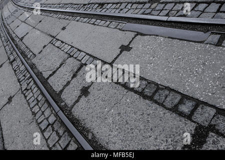 Un dettaglio immagine della vecchia ferrovia con pavimento in pietra e mattoni e cemento. È inutilizzato per un lungo periodo di tempo. Foto Stock