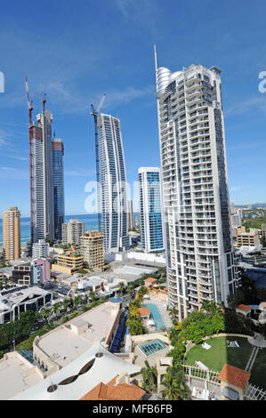 Grattacieli in costruzione nel centro di Surfers Paradise Foto Stock