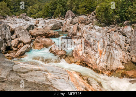 Il fiume di montagna con acqua chiara che scorre fra le pietre dal ghiacciaio Foto Stock