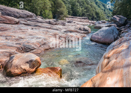 Il fiume di montagna con acqua chiara che scorre fra le pietre dal ghiacciaio Foto Stock