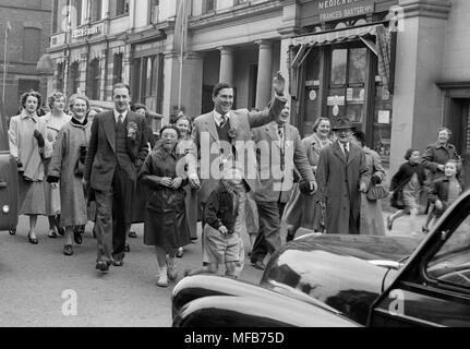 Candidato conservatore Bill Yates sventolare durante il 1959 elezioni generali in Gran Bretagna. Yates è stato membro del Parlamento per il Wrekin tra 1955 - 1966 e divenne in seguito un politico liberale che in Australia. Foto Stock