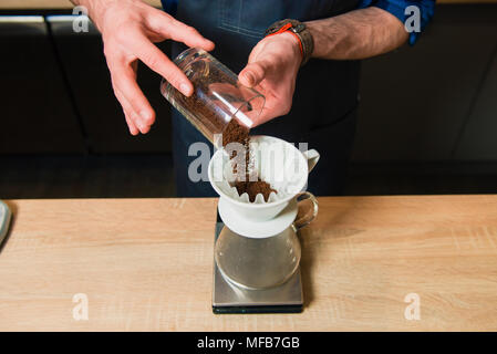 Procedimento alternativo per preparare il caffè macinato bere. Versare sul modo per preparare il caffè. Foto Stock