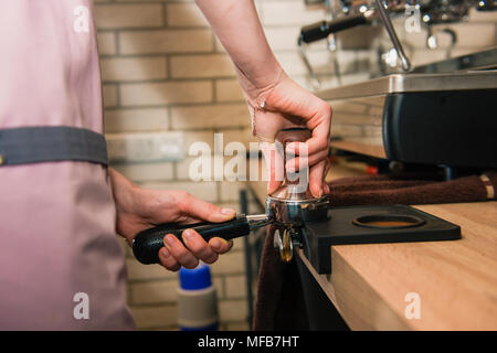 Vista del cafe cucina con attrezzature per bevande calde. Barista con macchina da caffè titolare. Foto Stock