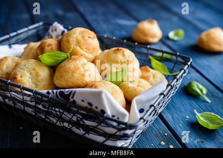 Tradizionale Gougerés francese - formaggi saporiti bignè Foto Stock