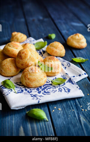 Tradizionale Gougerés francese - formaggi saporiti bignè Foto Stock