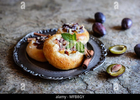 Deliziose torte alla frutta con fette di prugna, cannella e crumble topping Foto Stock