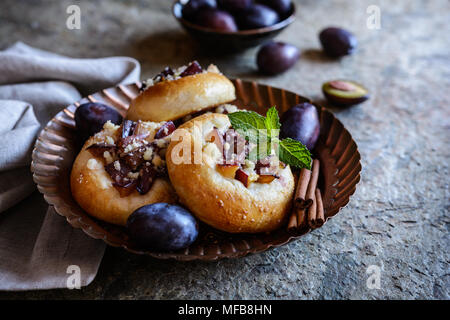 Deliziose torte alla frutta con fette di prugna, cannella e crumble topping Foto Stock