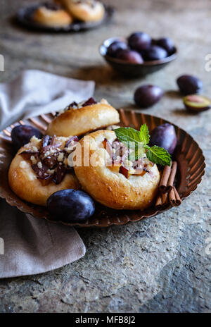 Deliziose torte alla frutta con fette di prugna, cannella e crumble topping Foto Stock