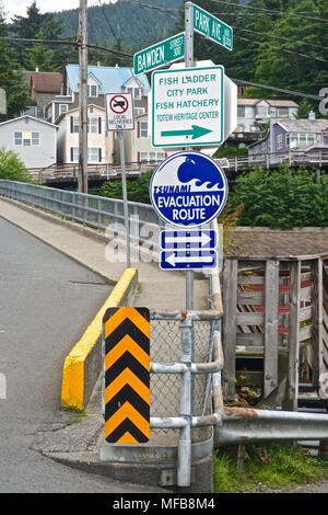 Tsunami i percorsi di evacuazione segno su un angolo di strada in Ketchikan, Alaska. Foto Stock