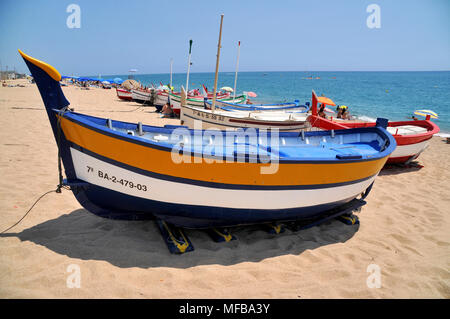 Tradizionale barca da pesca che giace sulla spiaggia di Calella Costa Brava, Spagna Foto Stock