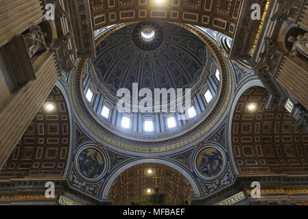 Città del Vaticano, lo Stato Vaticano - 10 Aprile 2018: Interno della cupola della Basilica di San Pietro abbellito con mosaico e ornamenti in stucco Foto Stock