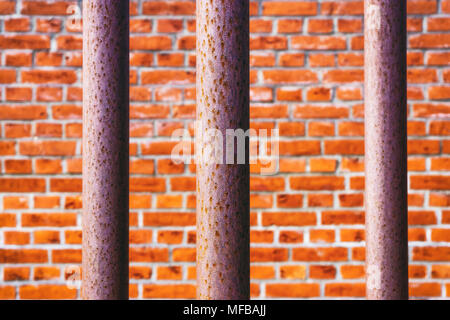 Installazione di metallo arrugginito tubi al Memoriale del Muro di Berlino Park Foto Stock