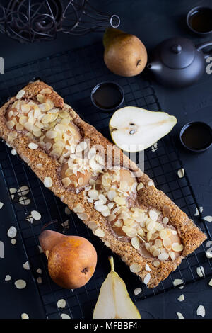 Frangipane crostata con pere in camicia e petali di mandorle. Tasto basso. Foto Stock