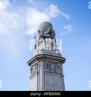 Miguel de Cervantes Saavedra monumento sulla Plaza de Espana, Madrid, Spagna. Cervantes era un romanziere spagnolo, poeta e drammaturgo Foto Stock