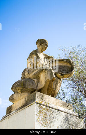 La scultura in pietra di Aldonza Lorenzo su Plaza de Espana, Madrid, Spagna. Un personaggio immaginario di Cervantes che era un romanziere spagnolo, poeta e playwr Foto Stock