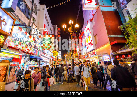 Osaka, Giappone - 29 Aprile 2017: la folla di gente che cammina su un pedone walking street a Dotonbori Namba di notte. Locali e turisti per cibo locale di un Foto Stock