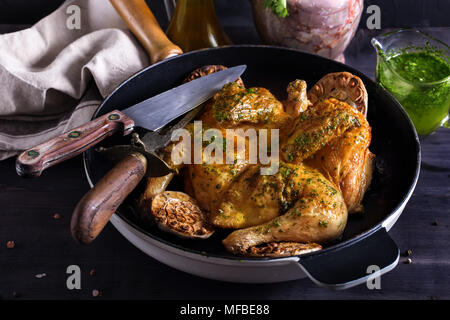 Flattaned fuori arrosto di pollo dorati - pollo tabaka, pasto tradizionale della cucina georgiana. Foto Stock