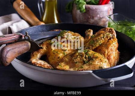 Flattaned fuori arrosto di pollo dorati - pollo tabaka, pasto tradizionale della cucina georgiana. Foto Stock