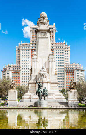 Scultura di Don Chisciotte e Sancho Panzo sulla Plaza de Espana, Madrid, Spagna. Foto Stock