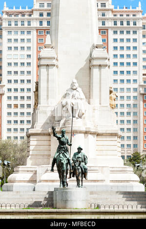 Scultura di Don Chisciotte e Sancho Panzo sulla Plaza de Espana, Madrid, Spagna. Foto Stock