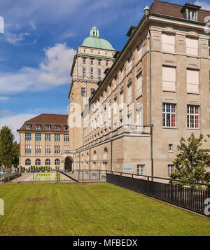 Zurich, Svizzera - 13 October, 2013: l'edificio principale dell'Università di Zurigo. L'Università di Zurigo, situato nella città di Zurigo, è il Foto Stock