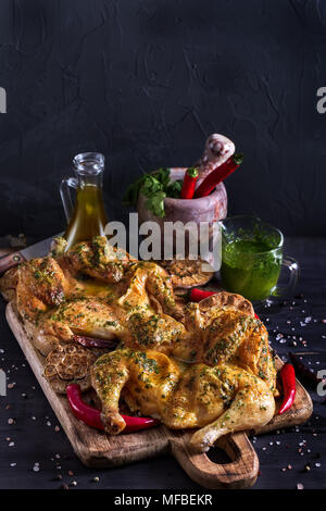 Flattaned fuori arrosto di pollo dorati - pollo tabaka, pasto tradizionale della cucina georgiana. Copyspace sfondo. Foto Stock