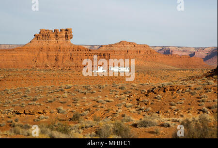 Un bianco semi carrello trattore e rimorchio camper veicolo ricreativo RV campeggio nel deserto paesaggio del sud dello Utah, sudovest degli Stati Uniti Foto Stock