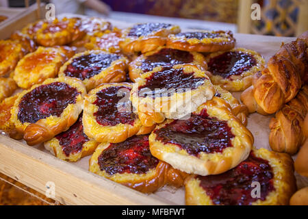 Close-up di freschi panini deliziosi con una bacca, cowberry in una vetrina di un panificio Foto Stock
