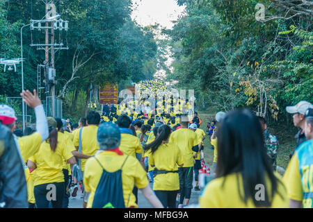 Nakhon Ratchasima, Tailandia - 24 dicembre 2017: Dipartimento del Parco Nazionale di organizzare la mezza maratona a cercare per sostenere i rangers a Khao Yai Nazione Foto Stock