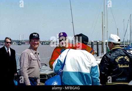 Washington, DC, Stati Uniti d'America, 28 Marzo 1992 Presidente George H.W. Bush ritorna al molo dopo essere andato Bass pesca sul fiume Potomac con un gruppo di suoi amici di pesca Foto Stock