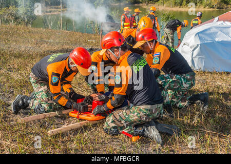 Nakhon Ratchasima, Tailandia - 23 dicembre 2017: Rescue team si prepara a trasportare passeggeri feriti in ospedale a punta di salvataggio sulla simulazione di passeng Foto Stock