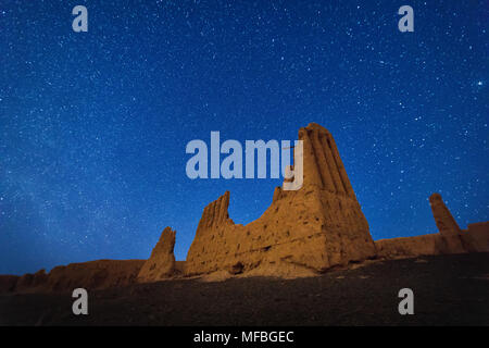 Rovine di Djanpik qala: 9-10secolo Khorezm fotress situato sulla riva destra dell'Amu Darja fiume nella regione di Karakalpakstan di Uzbekistan Foto Stock