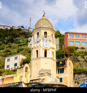 Chiesa di Santa Margherita d'Antiochia di Vernazza Vulnetia (Italia). Si tratta di una delle terre Cinque Terre, Patrimonio Mondiale UNESCO Sit Foto Stock