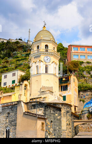 Chiesa di Santa Margherita d'Antiochia di Vernazza Vulnetia (Italia). Si tratta di una delle terre Cinque Terre, Patrimonio Mondiale UNESCO Sit Foto Stock