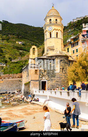 Chiesa di Santa Margherita d'Antiochia di Vernazza Vulnetia (Italia). Si tratta di una delle terre Cinque Terre, Patrimonio Mondiale UNESCO Sit Foto Stock