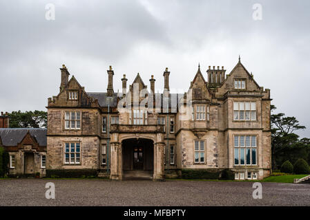 Killarney, Irlanda - 11 Novembre 2017: Muckross House e giardini contro il cielo nuvoloso. Si tratta di un palazzo progettato in stile Tudor, situato nel NAT Foto Stock
