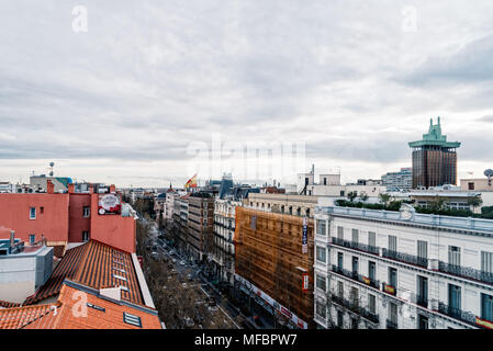 Madrid, Spagna - 7 Aprile 2018: angolo alto vista di Serrano Street nel quartiere di Salamanca un giorno nuvoloso. Salamanca è ben noto per essere uno dei bene Foto Stock