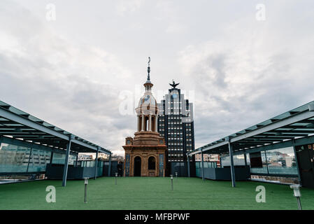 Madrid, Spagna - 7 Aprile 2018: Vista della terrazza di ABC Serrano edificio contro Mutua grattacielo un cielo nuvoloso Foto Stock