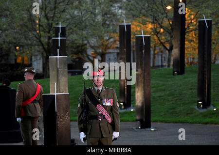 Una vista generale durante il servizio di Alba a Wellington Arch per commemorare Anzac Day a Londra. Foto Stock