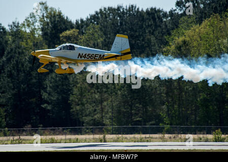 William "Boo-boo" Miller prende il largo con il Senior Airman Payton Rossi, 4a supporto delle operazioni squadrone di controllore del traffico aereo, a volare intorno a Wayne County durante un controllore apprezzamento evento, Aprile 21, 2018 in Pikeville, North Carolina. Apprezzamento del controller è un evento annuale che mira a coppia ATC con piloti locali per ricevere una singolare esperienza di volo in grazie per tutto ciò che fanno. (U.S. Air Force foto di Airman 1. Classe Shawna L. Keyes) Foto Stock